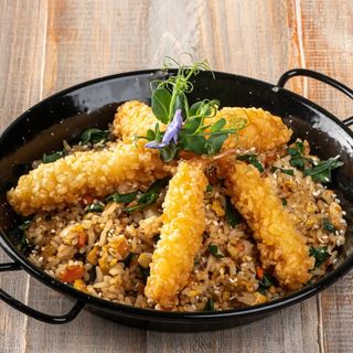 Orez prăjit cu creveți tempura