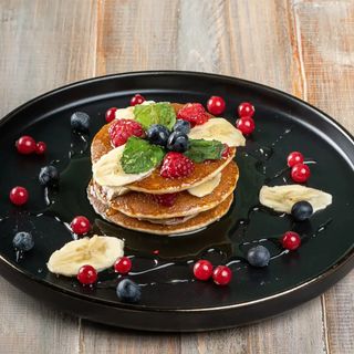 Pancake cu miere, fructe de pădure și banane