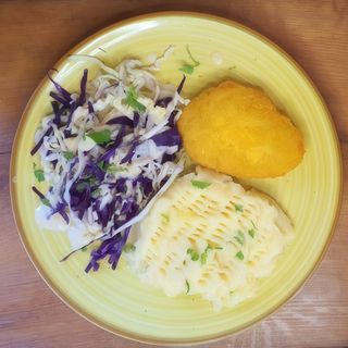 Șnițel vegan cu piure și salată de varza