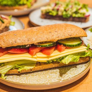 Sandwich cu "salam" vegan - vegan sau de post