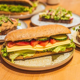 Sandwich cu "cascaval" vegan - vegan sau de post