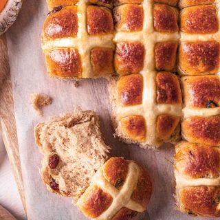 Hot cross bun - briosa dulce cu stafide 1 buc 90 gr