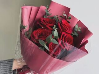 Buchet trandafiri si verdeata