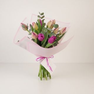 Buchet lalele si eucalipt