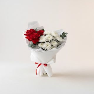 Buchet trandafiri și crizanteme