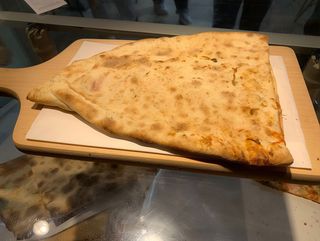 Pizza Calzone șuncă și porumb