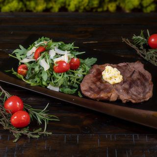 Rib Eye Argentina cu rucolla ,rosii cherry si parmezan