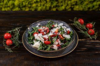Salata rucola cu roșii cherry și mozzarelline