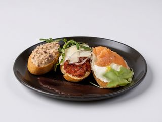 Bruschette cu roșii și prosciutto