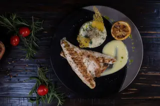 File de biban de mare cu risotto și spanac