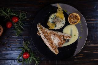 File de biban de mare cu risotto și spanac