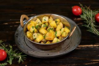 Cartofi rumeniţi în grăsime de rata cu usturoi și pătrunjel