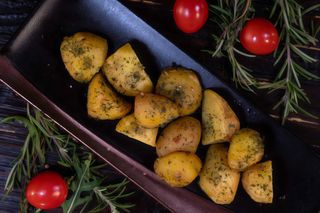 Cartofi la cuptor cu ierburi aromatizate