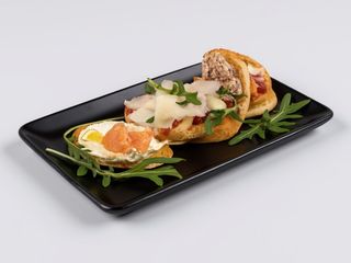 Bruschette cu crema de brânză și somon fume