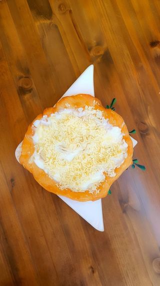 Langos cu smantana si cascaval