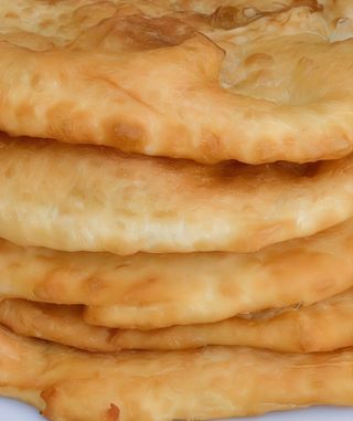 Langos picant prosciutto si sos picant