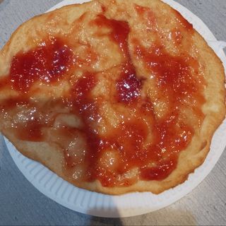 Langos cu dulceata capsuni