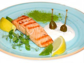 Somon la gratar cu sos de lamaie