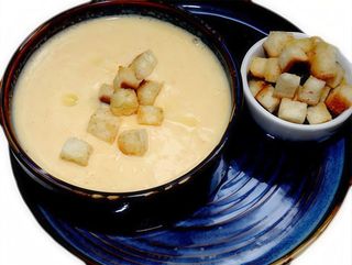 Crema de legume servita cu crutoane