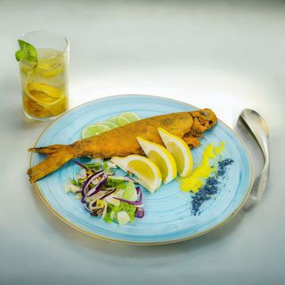 Pastrav in mantie aurie