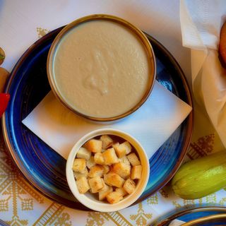 Crema de ciuperci servita cu crutoane