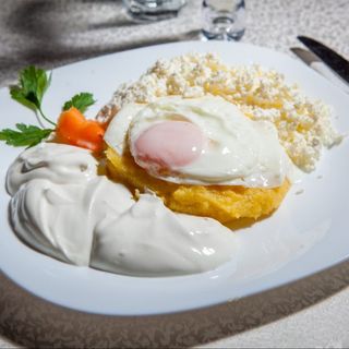 Mamaliguta cu brânză, smântână si ou
