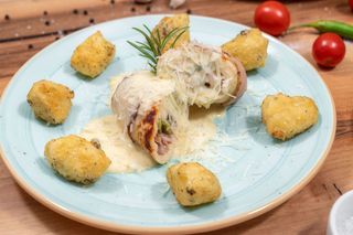 Rulada de pui cu sos gorgonzola