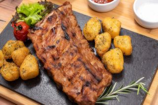 Coasta de porc la grătar si cartofi Forest