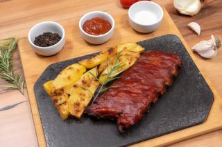 Coasta de porc cu sos barbeque si cartofi cu rozmarin