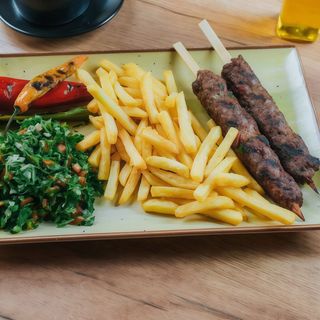 Kofte -frigarui din vita si miel, cartofi prăjiți, salata mixta