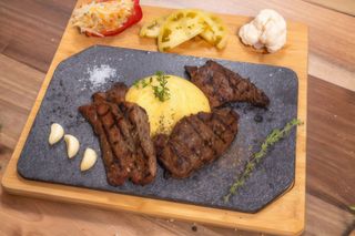 Pastrama de oaie cu mamaliguta si muraturi