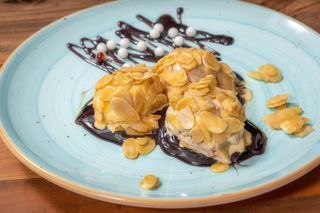 Inghetata cu fulgi de migdale si caramel