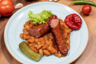 lahnie de fasole cu carnati de porc / bacon si muraturi