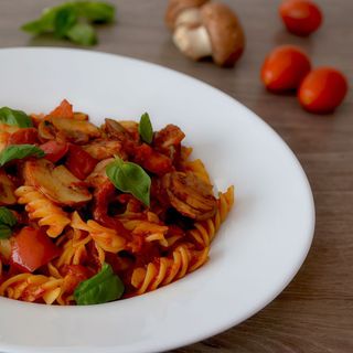 Paste cu sos rosu si ciuperci