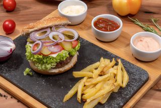 Classic Hamburger si cartofi prajiti