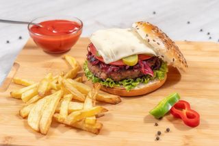 Cheeseburger si cartofi prajiti