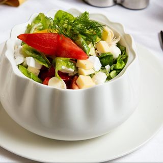 Salata verde cu cocktail de branzeturi si pui