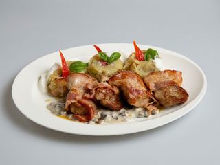 Muschiulet in bakon cu cartofi si ceapa