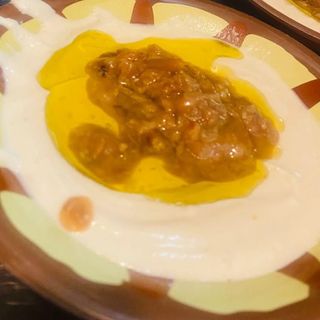 Hummus foul with pickles and pita