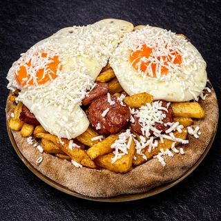 Pizza cu Cartofi Prajiti, Oua si Carnati 320 Gr.