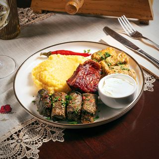 Sărmăluțe învelite în foi de varză și viță de vie