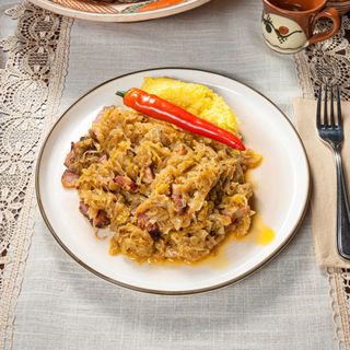 Varză călită cu șunculiță afumată