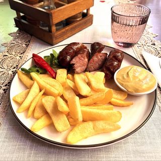 Cârnați de casă și cartofi prăjiți