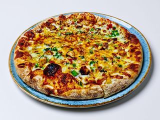 Pizza cu pui și sos Barbeque