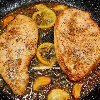 Piept de pui tras la tigaie cu piper verde si vin demisec alb