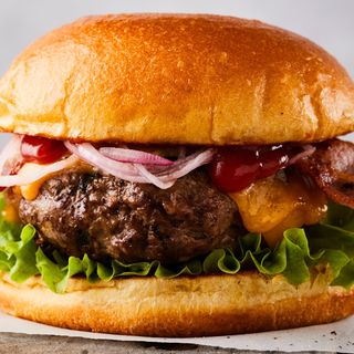 Burger de vită și Cartofi prăjiți *(640 gr)