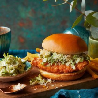 Burger de pui și Cartofi prăjiți *(510 gr)