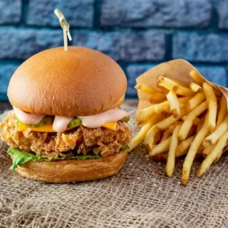 Burger cu crispy și Cartofi prăjiți *(570 gr)