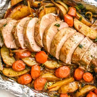 Duet  de Ceafă & Mușchiuleț de porc & Legume WOK și Cartofi copți cu cașcaval