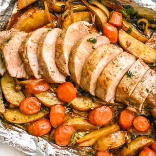 Duet  de Ceafă & Mușchiuleț de porc & Legume WOK și Cartofi copți cu cașcaval